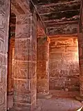 معبد عمدا من الداخل.