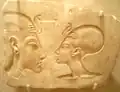 نقش لوجه نفرتيتي وأخناتون بمتحف بروكلين.