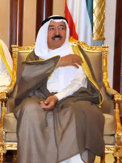 خطان أبيضان يمتدان من زوايا مستطيل أزرق يتقاطعان في منتصفه