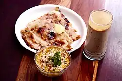 نان مع طبق رائتة الهندي.