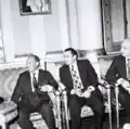 حسني مبارك عندما كان نائبا لرئيس الجمهورية بجانب الرئيس المصري أنور السادات عام 1977م