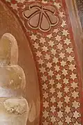 الزخارف على الأقواس حول الحافة الداخلية للجناح