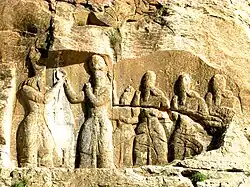 أردشير الأول يستلم شارة الملكية على ضريح نار من الإله الزرادشتي الأعلى أهورامازدا