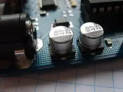 نمط SMD للتركيب السطحي لمكثفات الألومنيوم كهربائيا مع إلكتروليت البوليمر
