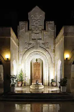 نصب الصليب الحجري.