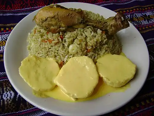 طبق أرز كون بولو مع سلطة طماطم وأفوكادو.