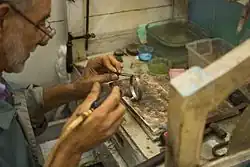 صناعة المصوغ والحلي في سوق البركة.