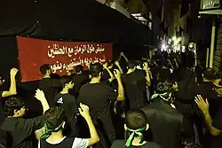 مسيرة المواكب العزائية في القرى، والجدران تتوشح باللون الأسود.