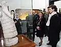 أسماء الأسد مع السيدة الأولى للبرازيل في زيارة لهما للمتحف الوطني السوري في العام 2003.