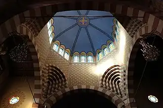 الكنيسة من الداخل.