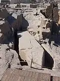 المسلة وبعض المساكن خلفها