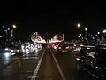 الشارع مزين في عيد الميلاد