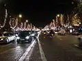 الشارع مزين في عيد الميلاد
