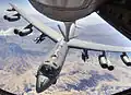 طائرة B-52 أثناء إعادة التزود بالوقود في أفغانستان