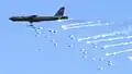 طائرة B-52 أثناء تنفيذ مهمة جوية تتضمن القصف