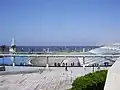 مكتبة الأسكندرية ويبدو نصب السلسلة