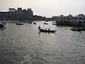 القوارب الصغيرة تتدفق على بوري كنكا في سادارغات