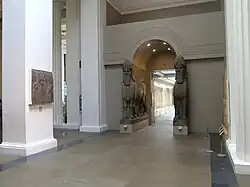 ثيران مجنحة برأس انسان من نمرود ، قطع مصاحبة في متحف المتروبوليتان للفنون - المتحف البريطاني