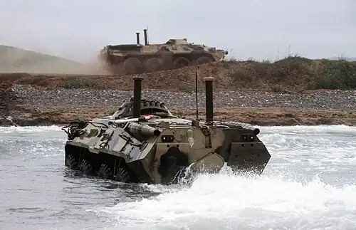 مدرعة BTR-80 روسية تذهب إلى الشاطئ خلال عملية الاغاثة في حالات الكوارث الأمريكية - الروسية المشتركة في قرب فلاديفوستوك (1994 يونيو)