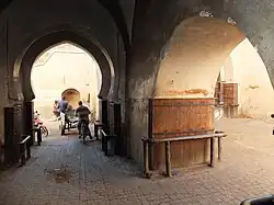 الممر المنحني داخل البوابة
