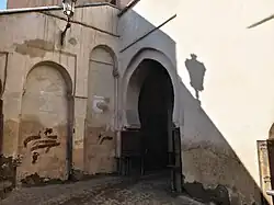 الفناء الداخلي الأول (الشرقي) للبوابة وله أحد الأبواب الداخلية