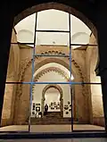 الغرف داخل البوابة (تُرى ليلاً)