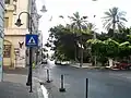 لافتة مرورية بالعاصمة الليبية طرابلس تنبه السائق بوجود معابر مشاة عند التقاطع