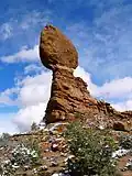 الصخور المتوازنة خلال فصل الشتاء