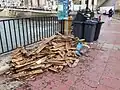 حطام طافٍ Flotsam في خليج Balluta في مالطا، بعد عاصفة.