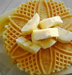 وفل بيزيل (Pizzelle)&nbsp;[الإنجليزية] بالموز والكاسترد. البيزيل يمكن أن تكون صلبة ومقرمشة أو طرية ولزجة حسب المكونات وطريقة التحضير.