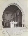 إيوان القبلة وبه دكة المبلغ