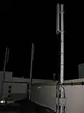 محطة BTS&nbsp;مثبتة على مبنى.