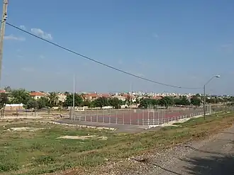 صورة تجمع مستوطنة بيت حيفر ومدينة طولكرم