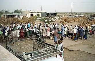 رجال يمنيون بزيهم التقليدي.