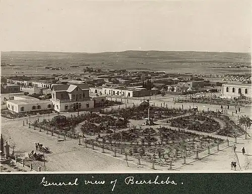 بئر السبع عام 1916. تظهر في الصورة الحديقة العامة التي أقامها الأتراك عام 1902، ودار السرايا.