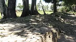 يجري ترميم الجدار