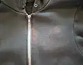 صبغة نسيج مقشور بسبب التلامس مع البنزويل بيروكسايد المركز.