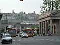بوابة الجديدة وفي الخلف بيرغامو العليا
