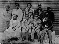 مجموعة من الصيادين الأليوت Aleuts من "جزيرة بيرين". التقطت الصورة ما بين 1884 و1886. كان مضيق بيرين عبر التاريخ ممراً للسكان المحليين. المصدر:	http://tapaskesis.livejournal.com/23433.html.