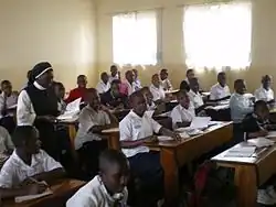 راهبة تقوم بتدريس تلاميذ يتامى في كينيا؛ تقوم الكنيسة بأعمال إنسانيَّة شتى في القارة السمراء.