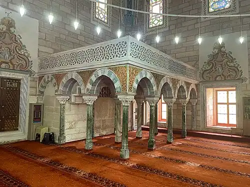 "مقصورة السلطان" (هونكار محفلي)، وهي  أول "مقصورة سلاطين" تُبنى في عمارة المساجد العثمانية.