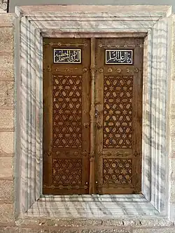 أحد الأبواب الخشبية للجامع مكتوب علي حديث شريف: "وقال عليه السلام * البزاق في المسجد خطيئة"، وهذا جزء من حديث أنس رضي الله عنه قال: قال رسول الله صلى الله عليه وسلم : «البُزَاق في المسجد خَطيئة، وَكَفَّارَتُهَا دَفْنُها»، حديث صحيح رواه البخاري.