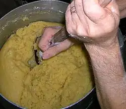 خلط عجينة الشو لعمل البينيه