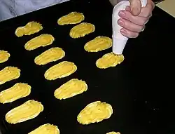 ضخ عجينة الشو لعمل البينيه بإستخدام كيس الحلواني.