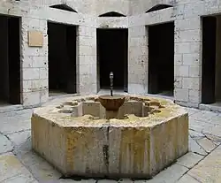 النافورة
