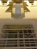 Blason sur la façade d'une école.