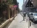 الشارع من جهة الغربية ويبدو سور الجامعة الأميركية