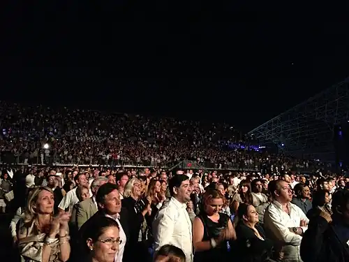الجمهور في حفل بوتشيللي مغني الأوبرا الإيطالي خلال حفلته في ميدان دو في أبوظبي، الإمارات برعاية دو على هواك ففي 22 مارس 2013