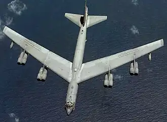 طائرة B-52 أثناء الطيران فوق المحيط