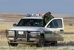 ضابط تابع لهيئة الجمارك وحماية الحدود بالولايات المتحدة يراقب الحدود بين كندا والولايات المتحدة